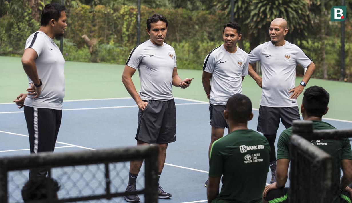 Pelatih Timnas Indonesia, Bima Sakti, memberikan instruksi kepada anak asuhnya saat latihan di Hotel Sultan, Jakarta (14/11). Latihan ini merupakan persiapan jelang laga Piala AFF 2018. (Bola.com/Vitalis Yogi Trisna)
