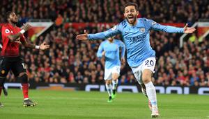 Gelandang Manchester City, Bernardo Silva, berselebrasi setelah mencetak gol ke gawang Manchester United dalam laga lanjutan Liga Inggris di Stadion Old Trafford, Rabu (24/4). Laga Man United vs Man City berakhir dengan kemenangan 2-0 untuk tim asuhan Josep Guardiola. (AP/Jon Super)