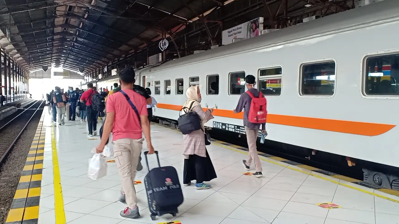 Suasana Stasiun Besar Purwokerto pada masa libur panjang akhir Oktober 2020. (Foto: Liputan6.com/Humas KAI Daop 5 Purwokerto)