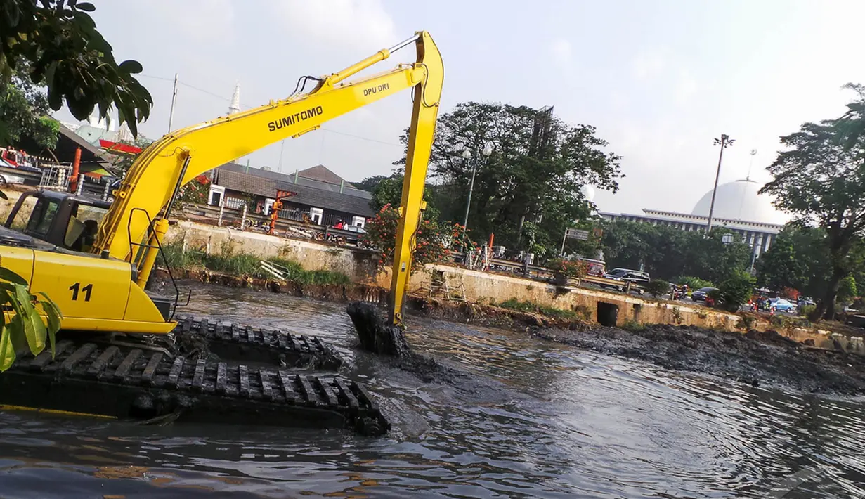 Pengerukan lumpur di Kali Pasar Baru dibantu oleh eskavator Amfibi. Tampak petugas sedang mengoperasikan eskavator untuk mengeruk lumpur, Jakarta, Senin (1/9/2014) (Liputan6.com/Faizal Fanani)