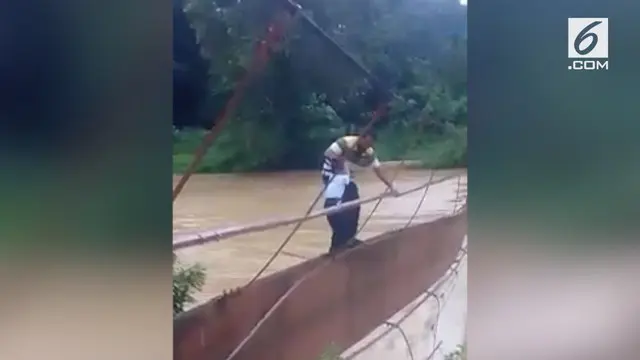 Agar dapat pergi ke sekolah. Ayah ini mengantarkan anaknya ke sekolah dengan melewati jembatan yang hampir putus.