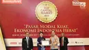 Head of Corporate Communication SCMA, Irnawati W Kahardja, menerima piagam penghargaan dari Direktur Pengembangan PT Bursa Efek Indonesia (BEI) Nicky Hogan dalam acara Top Capital Market 2017 di Jakarta, Jumat (10/11). (Liputan6.com/Immanuel Antonius)