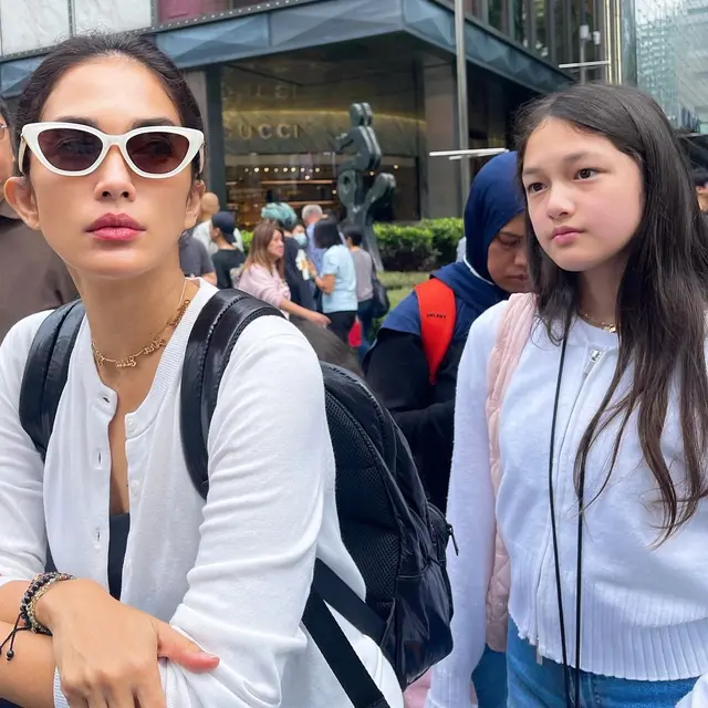 6 Potret Ussy Sulistiawaty Bareng Elea ketika Liburan, Parasnya Curi Perhatian