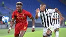 Pemain AS Roma Tammy Abraham (kiri) berebut bola dengan pemain Udinese Samir pada pertandingan Serie A Liga Italia di Olympic Stadium, Roma, Italia, 23 September 2021. AS Roma menang 1-0. (Alberto PIZZOLI/AFP)