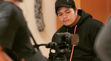 Kemal Fathur yang dulu ikonik menjadi Memet kini sudah beranjak dewasa. Ia memilih melanjutkan karier di balik layar pembuatan film. Kemal menjadi sutradara dan terlihat fokus saat melihat ke kamera. (Liputan6.com/IG/kemalfathur)