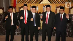 Lima Anggota Badan Pemeriksa Keuangan (BPK) periode 2019-2024, Pius Lustrilanang, Daniel Lumban Tobing, Hendra Susanto, Ahsanul Qosasi dan Harry Azhar Azis berfoto bersama usai pengambilan sumpah jabatan di Gedung Mahkamah Agung, Jakarta, Kamis (17/10/2019). (Liputan6.com/Angga Yuniar)