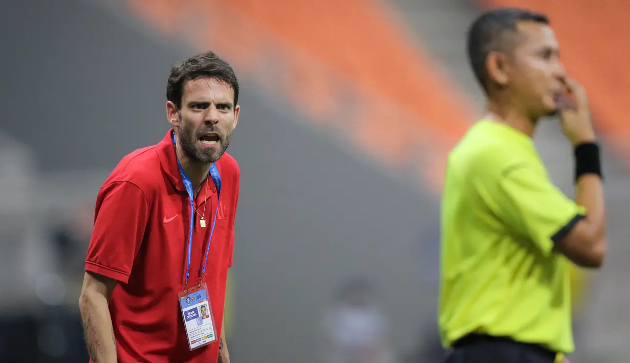 Pelatih kepala Atletico Madrid U-18, Daniel Perez melakukan protes terhadap wasit saat laga International Youth Championship 2021 melawan Barcelona U-18 di Jakarta International Stadium, Jakarta, Jumat (15/04/2022). (Bola.com/Bagaskara Lazuardi)