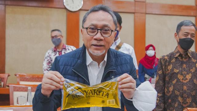 Mendag Zulkifli Hasan akan meluncurkan Minyak Goreng Rakyat Kemasan dengan harga 14.000 yang dinamai Minyak Kita.