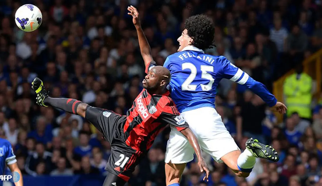 Duel Youssuf Mulumbu dan Marouane Fellaini pada pertandingan Liga Inggris antara Everton melawan West Bromwich Albion di Stadion Goodison Park , Liverpool Sabtu 24 Agustus 2013. (AFP/Andrew Yates)