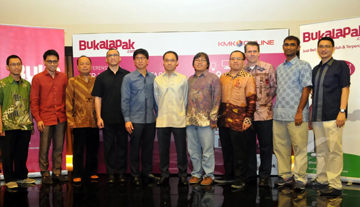 Bukalapak berpose bersama KMK Online usai menandatangani dokumen kerjasama antara Bukalapak.com dengan PT.KMK Online, Jakarta, Rabu (4/1/2015). (Liputan6.com/Panji Diksana)