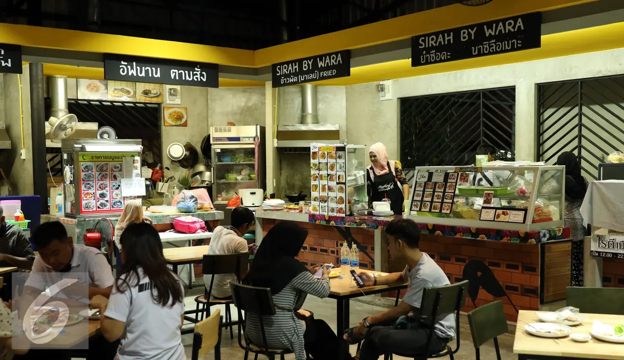 Pengunjung menikmati suasana kantin melayu di Mini Plaza Ramkhamhaen 59, Bangkok Thailand, Jumat (16/12). Menu makanan bernuansa islami tersebut dijual dikisaran 40 hingga 50 bath atau setara Rp 18.000,-. (Liputan6.com/Helmi Fithriansyah)