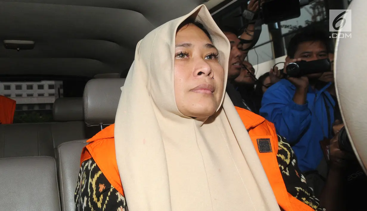 Mirawati Basri, orang kepercayaan I Nyoman Dhamantra memakai rompi tahanan usai menjalani pemeriksaan di Gedung KPK, Jakarta, Jumat (9/8/2019). Mirawati Basri ditahan bersama 5 tersangka terkait suap izin impor bawang putih dari Kementerian Pertanian dan SPI dari Kemendag. (merdeka.com/Dwi Narwoko)
