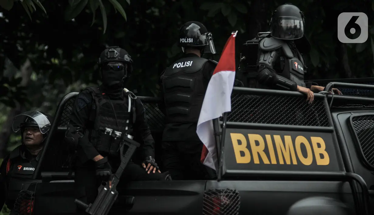 Aksi petugas kepolisian saat berupaya membubarkan massa aksi di depan Gedung DPR RI, Jakarta, Senin (11/4/2022). Situasi mulai memanas akibat sejumlah pengunjuk rasa melempari petugas dengan berbagai benda. (merdeka.com/Iqbal S Nugroho)