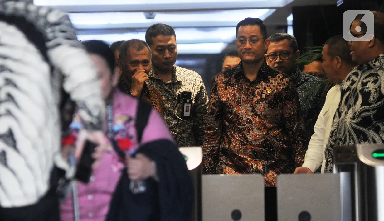Menteri Sosial Juliari Peter Batubara (kanan) dan Pimpinan KPK Agus Rahardjo (kiri) usai menggelar pertemuan tertutup di Gedung KPK, Jakarta, Senin (04/11/2019). Pertemuan ini sebagai upaya pemberantasan korupsi di lingkungan Kementerian Sosial. (merdeka.com/Dwi Narwoko)