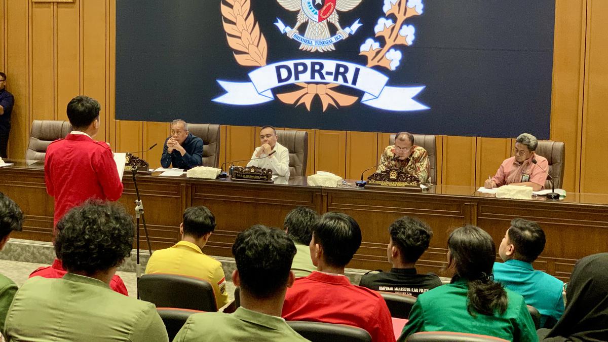Di Depan Pimpinan DPR, Mahasiswa Minta Dasco Telepon Kapolri Sekarang juga Bebaskan Pendemo