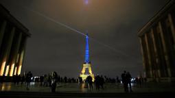 Menara Eiffel diterangi dengan warna-warna khas Ukraina untuk menandai peringatan satu tahun invasi Rusia ke negara tersebut, di Paris, Kamis, 23 Januari 2023. Menurut Kantor Komisaris Tinggi PBB untuk Hak Asasi Manusia (OHCHR) per 21 Februari 2023, sedikitnya 8.006 jiwa tewas, sementara 13.287 orang terluka sejak invasi Rusia ke Ukraina pada 24 Februari 2022. (AP Photo/Christophe Ena)