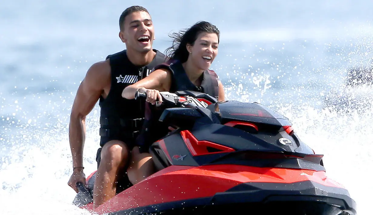 Keduanya terlihat bersenang-senang saat mengendarai JetSki di Cannes. (KCS Presse / MEGA TheMegaAgency.com/USMagazine)