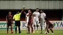 Adu mulut tersebut diawali kartu kuning yang diberikan oleh wasit, Hamim Tohari kepada Sutanto Tan karena melakukan pelanggaran terhadap Marc Klook. (Foto: Bola.com/Ikhwan Yanuar)