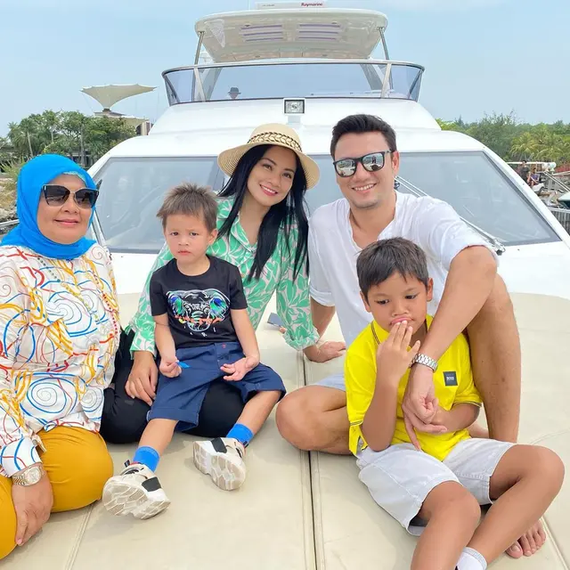 7 Kemesraan Titi Kamal dan Christian Sugiono Saat Liburan di Atas Kapal