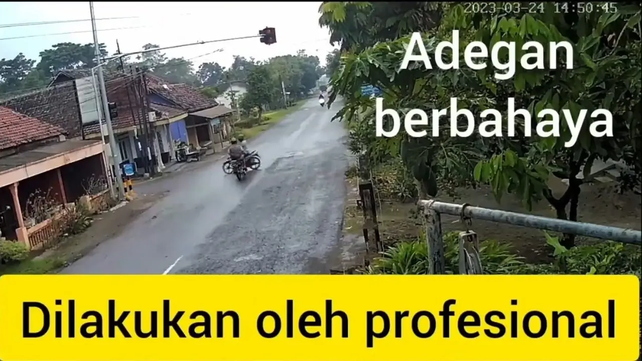 Viral Video Pemotor Nyaris Tabrakan di Perempatan Ini Bikin Jantung Mau Copot
