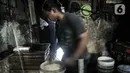 Pekerja saat menyelesaikan pembuatan tahu di salah satu industri rumahan kawasan Mampang, Jakarta, Minggu (30/8/2020). Covid-19 menyebabkan produksi tahu di industri rumahan menurun drastis dibandingkan sebelum merebaknya pandemi. (merdeka.com/Iqbal S. Nugroho)
