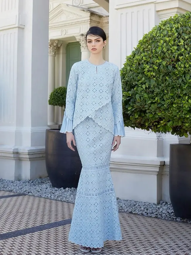 Baju Kurung dengan Desain Cutting Layer