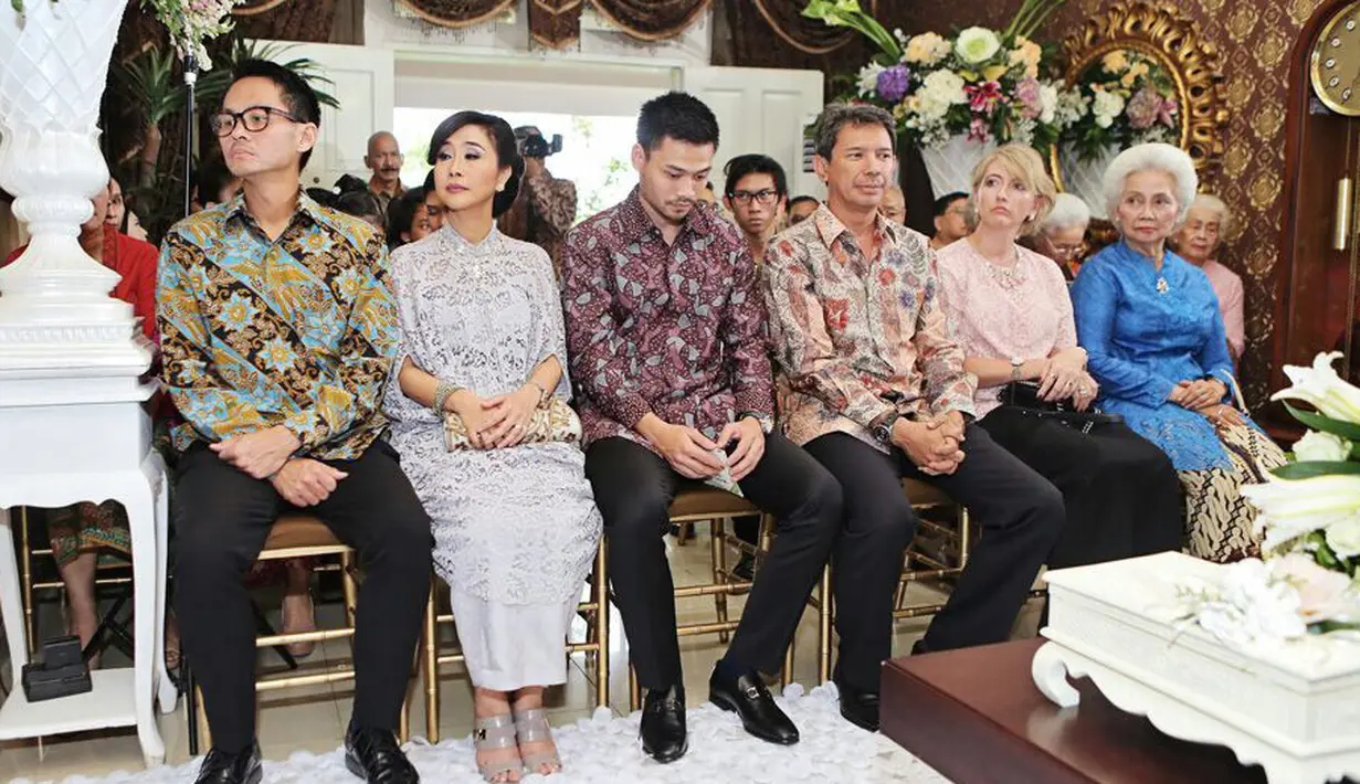 Reshwara Argya Radinal tampak didampingi oleh keluarganya saat acara lamaran berlangsung. Reshi, begitu sapaan untuk si calon mempelai pria, tampak begitu serius menunjukkan niatnya untuk memperistri Nabila Syakieb. (Ruben Silitonga/Bintang.com)