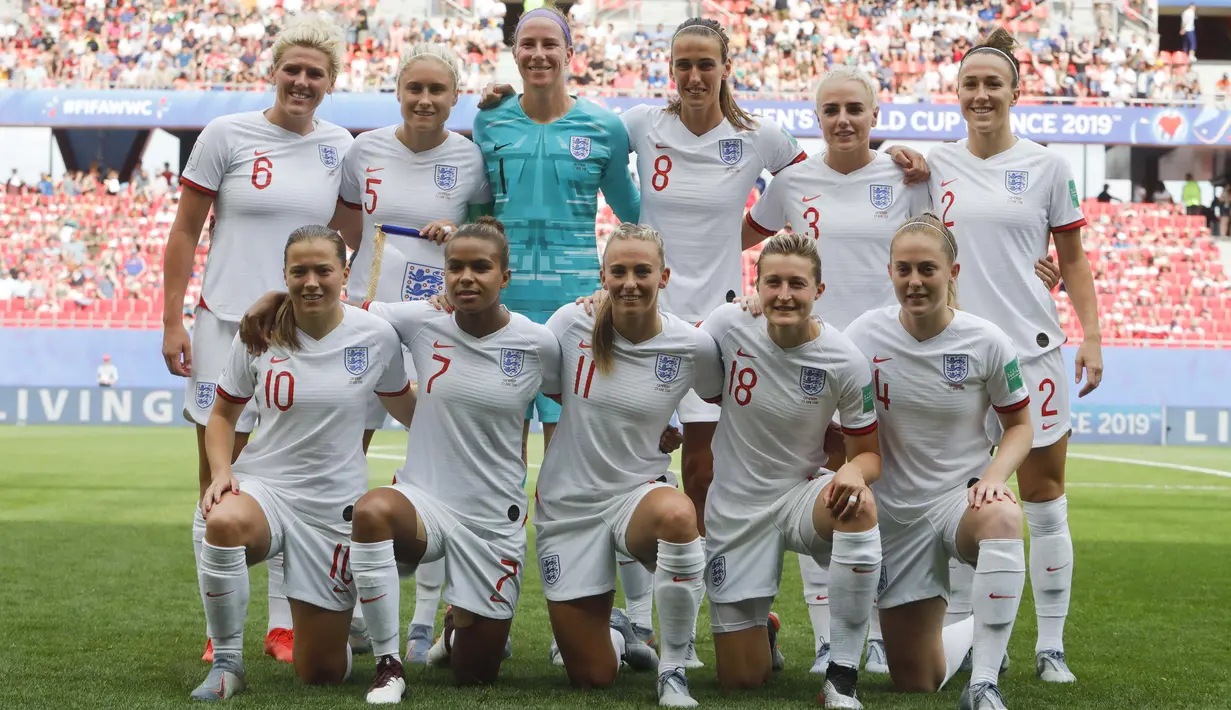 Tim Inggris yang diarsiteki oleh Gareth Southgate berpose sebelum menjalani laga melawan Kamerun di babak 16 besar Piala Dunia Wanita 2019 di Stade du Hainaut stadium, Valenciennes, Prancis. ( AP/Michel Spingler )