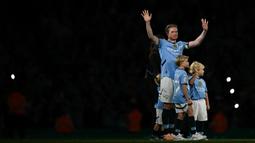 Pemain Manchester City, Kevin De Bruyne ditemani kekasih dan anak-anaknya melakukan perpisahan dengan klubnya setelah laga pekan ke-37 Liga Inggris 2024/2025 melawan Bournemouth di Etihad Stadium, Manchester, Inggris, Selasa (21/05/2025) waktu setempat. (AFP/Paul Ellis)