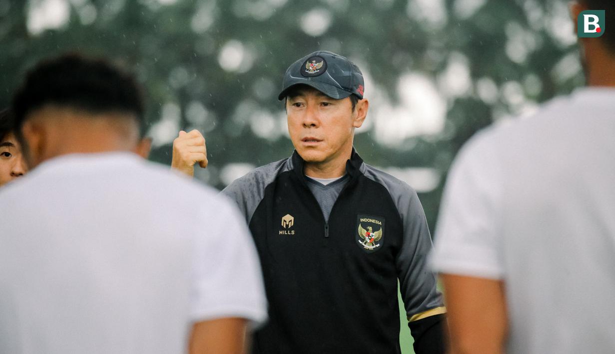 Pelatih Shin Tae-yong memimpin langsung latihan yang dilakukan di training ground milik Bali United yang terletak di kawasan Pantai Purnama, Kabupaten Gianyar. (Bola.com/Maheswara Putra)