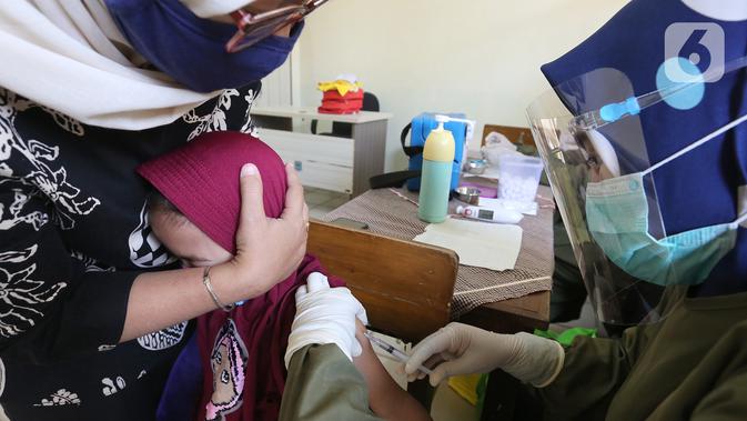 Siswa mendapatkan imunisasi campak pada Bulan Imunisasi Anak Sekolah (BIAS) di SDN Serua 3, Ciputat, Tangerang Selatan, Rabu (2/9/2020). Pemberian vaksin yang disubsidi pemerintah dilakukan untuk mengurangi risiko anak terkena penyakit. (Liputan6.com/Fery Pradolo)