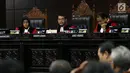 Ketua Majelis Hakim Konstitusi Anwar Usman (tengah) memimpin sidang pendahuluan sengketa hasil Pemilu Legislatif 2019 di gedung MK, Jakarta, Rabu (10/7/2019). Sidang beragendakan pemeriksaan pendahuluan terkait Perselisihan Hasil Pemilu DPR-DPRD Provinsi Sulawesi Barat. (Liputan6/Johan Tallo)