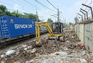 Penertiban bangunan liar dilakukan untuk menjaga keselamatan perjalanan kereta api. (Foto: Antara)