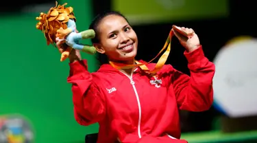 Atlet Indonesia, Ni Nengah Widiasih berpose memegang medali perunggu yang diraihnya pada cabang angkat berat di kelas -41 kg, di Paralimpiade 2016 Rio de Janeiro, Kamis (8/9). Ni Nengah sukses mengangkat beban seberat 95 kg. (REUTERS/Ueslei Marcelino)