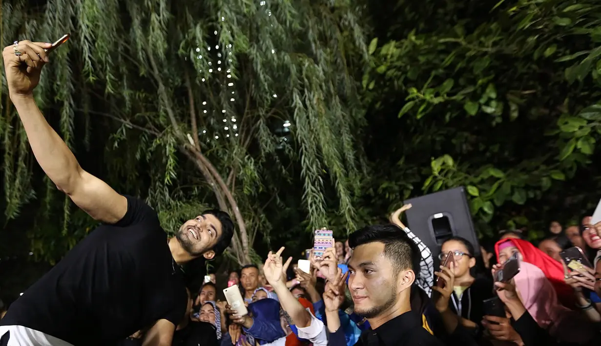 Seperti beberapa waktu lalu, pemeran serial Mohabbatein menggelar meet and greet di pelataran Studio ANTV di kawasan Epicentrum, Senin (5/6/2017). Suasana berlangsung meriah dihadiri  oleh para penggemar artis India tersebut. (Bambang E. Ros/Bintang.com)