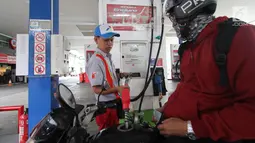 Petugas mengisi BBM pada sebuah motor di salah satu SPBU, Jakarta, Sabtu (5/1/2019). PT Pertamina (Persero) menurunkan harga BBM non subsidi masing-masing Dexlite Rp 200 per liter, dan Dex Rp 100 per liter. (Liputan6.com/Angga Yuniar)