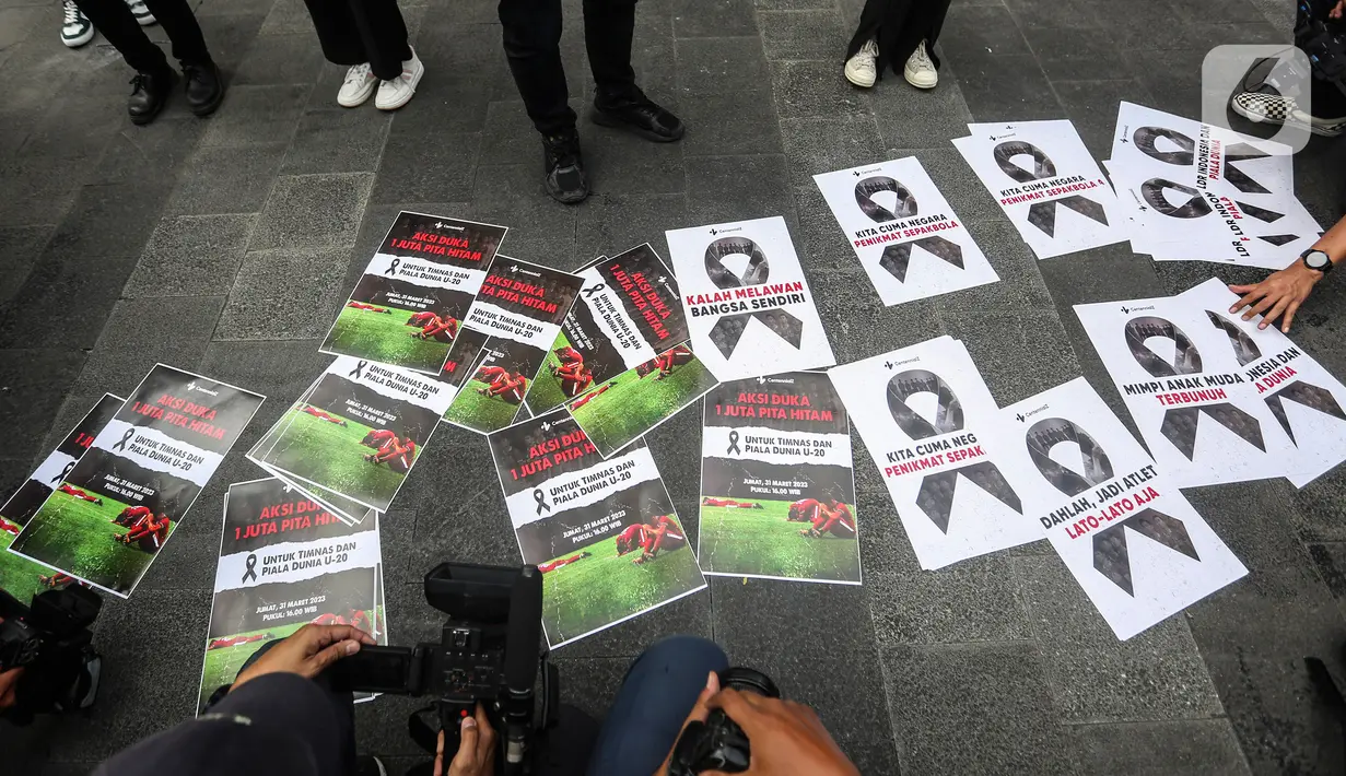 Selain itu, brosur-brosur bertuliskan berbagai macam kekecewaan tampak dibawa sambil berjalan. (Liputan6.com/Johan Tallo)