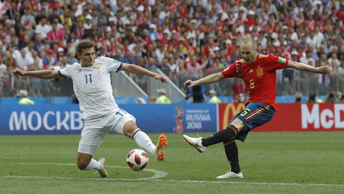 Aksi pemain Spanyol, Andres Iniesta (AP/Manu Fernandez)