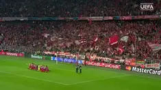 Para pemain Bayern Muenchen berlutut menghadap para penggemarnya pasca memastikan diri lolos ke babak empat besar Liga Champions. Dengan langkah tegap, Thomas Mueller meninggalkan teman-temannya, melompati papan iklan dan kemudian menghampiri suporte...