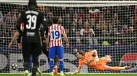 Kiper Tottenham Hotspur bernomor punggung 31, Antonin Kinsky, kebobolan gol pembuka yang dicetak oleh gelandang Atletico Madrid bernomor punggung 14, Marcos Llorente, asal Spanyol, selama pertandingan leg pertama babak 16 besar Liga Champions UEFA antara Club Atletico Madrid dan Tottenham Hotspur di Stadion Metropolitano di Madrid pada 11 Maret 2026. (Javier SORIANO / AFP)