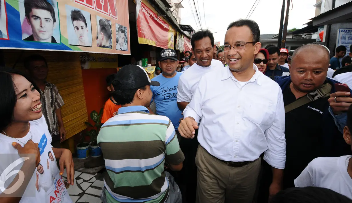 Calon Gubernur DKI Jakarta, Anies Baswedan (kanan) menyapa warga saat sosialisasi di Kota Bambu Utara, Jakarta, Rabu (21/12). Dihadapan pendukungnya, Anies memaparkan beberapa program jika terpilih pada Pilkada 2017. (Liputan6.com/Helmi Fithriansyah)