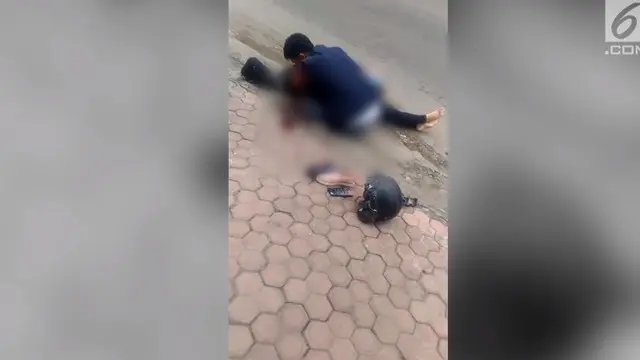 Seorang Pria menangis histeris di pinggir jalan saat mengetahui kekasihnya tewas.