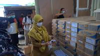 Belasan ribu botol obat sirup yang dipasok dari PT Afi Farma kepada 38 Puskesmas di Kota Tangerang, ditarik oleh Dinas Kesehatan (Dinkes) setempat, Selasa (8/11/2022). (Liputan6.com/Pramita Tristiawati)