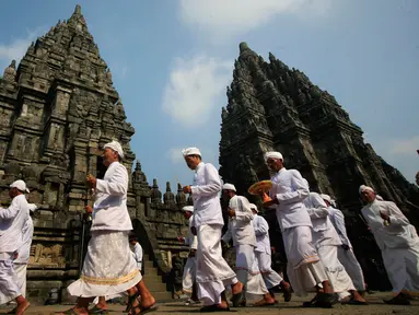 Umat hindu mengikuti upacara Tawur Agung Kesanga mengelilingi Candi Prambanan, Yogyakarta, Selasa (8/3/2016). Upacara di gelar untuk menyambut perayaan Nyepi tahun baru Saka 1938. (Liputan6.com/Boy Harjanto)