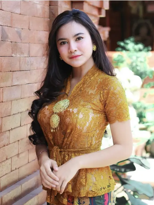 Kebaya brokat warna emas dengan buister putih dan bros sebagai pemanis pun dikenakan Mahalini. (@mahaliniraharja)