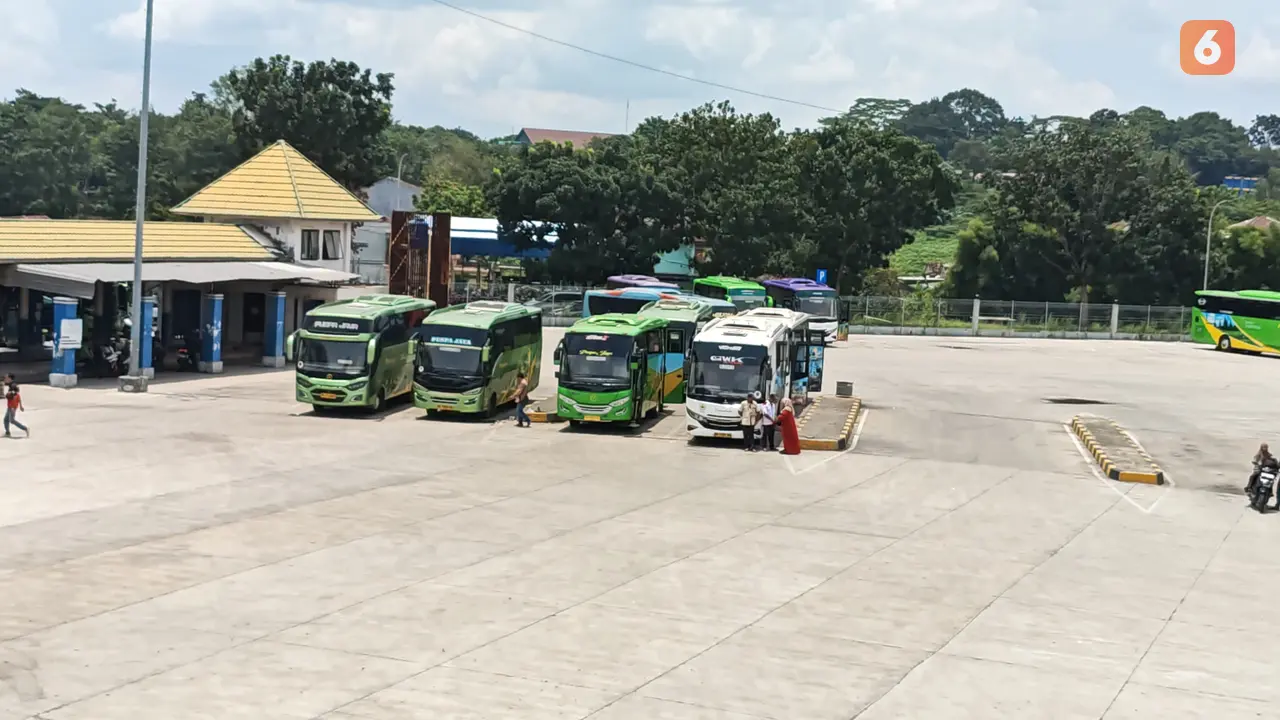 Kondisi Terminal Rajabasa pada Rabu siang (26/3/2025) cenderung sepi pemudik. Foto : (Liputan6.com/Ardi).