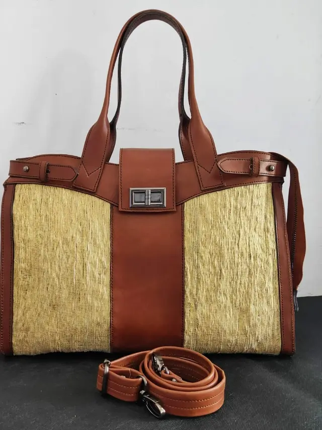 Salah satu produk tas cantik dan berkualitas campuran kulit-akar wangi buat tangan Eugenia Aromatica, emak-emak kreatif asal Garut, Jawa Barat, telah tembus luar negeri. (Liputan6.com/Jayadi Supriadin)