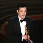 Rami Malek memberikan pidato kemenangan di atas panggung perhelatan Oscar 2019 di Dolby Theatre, Los Angeles, Minggu (24/2). Rami Malek meraih piala Oscar 2019 sebagai Aktor Pemeran Utama Terbaik di film Bohemian Rhapsody. Chris Pizzello/Invision/AP)
