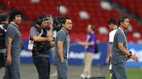 Ekspresi pelatih Indonesia U-23, Aji Santoso (tengah) dan asistennya M. Zein Al Haddad (kiri) serta Mustaqiem setelah pertandingan melawan Vietnam U-23. (Bola.com/Arief Bagus)