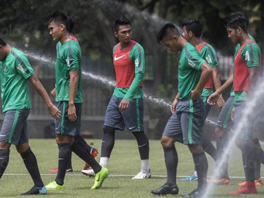 Para pemain Timnas Indonesia bersiap mengikuti latihan di Lapangan ABC Senayan, Jakarta, Selasa (16/1/2018). Pemusatan latihan ini dilakukan jelang Asian Games 2018. (Bola.com/Vitalis Yogi Trisna)